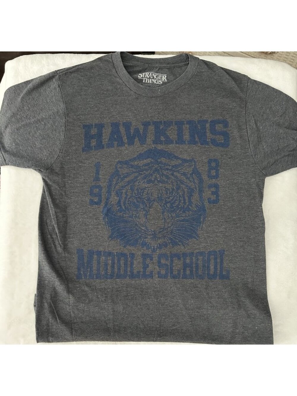 Stranger Things Hawkins Middle School T Shirt Gray Size S 1983